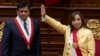 Dina Duarte juramenta como presidenta de Perú tras la destitución constitucional de Pedro Castillo; a su lado el presidente del Congreso, William Zapata, en la sede parlamentaria en Lima, la capital, el 7 de diciembre de 2022.