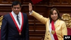 Dina Duarte juramenta como presidenta de Perú tras la destitución constitucional de Pedro Castillo; a su lado el presidente del Congreso, William Zapata, en la sede parlamentaria en Lima, la capital, el 7 de diciembre de 2022.