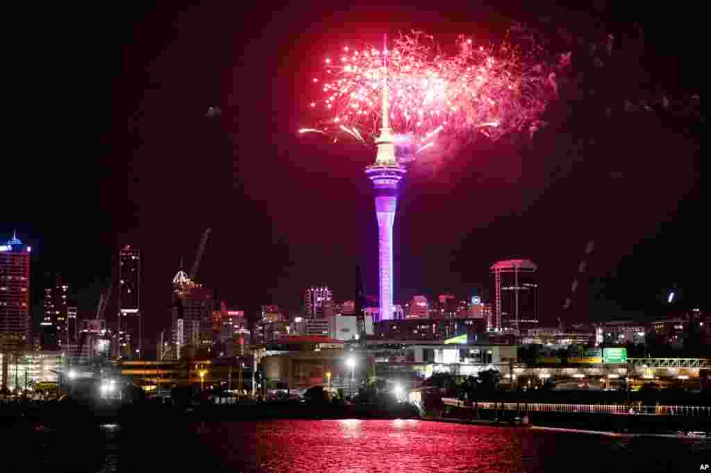 Огномет над Скај Тауер во центарот на Окленд додека започнуваат новогодишните прослави во Нов Зеланд, 1 јануари 2023 година.