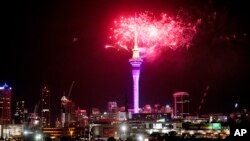 Des feux d'artifice explosent au-dessus de la Sky Tower à Auckland, en Nouvelle-Zélande, le 1er janvier 2023.