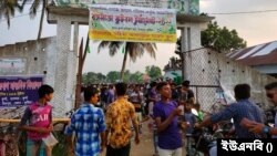 বিদ্যালয়ের প্রধান শিক্ষককে, শিক্ষক-শিক্ষার্থীদের সামনেই চড়-থাপ্পড় মেরে, গলায় ধাক্কা দিয়ে লাঞ্ছিত করেন আওয়ামী লীগ নেতা মহন জোয়ার্দ্দার। 