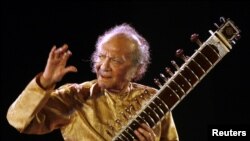 El músico indio Ravi Shankar toca el sitar con los Beatles y George Harrison, además de participar en conciertos y festivales como Woodstock, en los años 60.