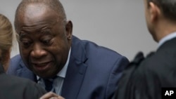 15일 네덜란드 헤이그의 국제형사재판소에서 반인도 범죄 혐의로 기소된 로랑 그바그보 전 코트디부아르 대통령이 변호인들과 대화하고 있다.