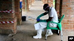 Un travailleur de la santé porte un équipement de protection contre les virus d’Ebola dans un centre de traitement à Bikoro, en République démocratique du Congo, 13 mai 2018.