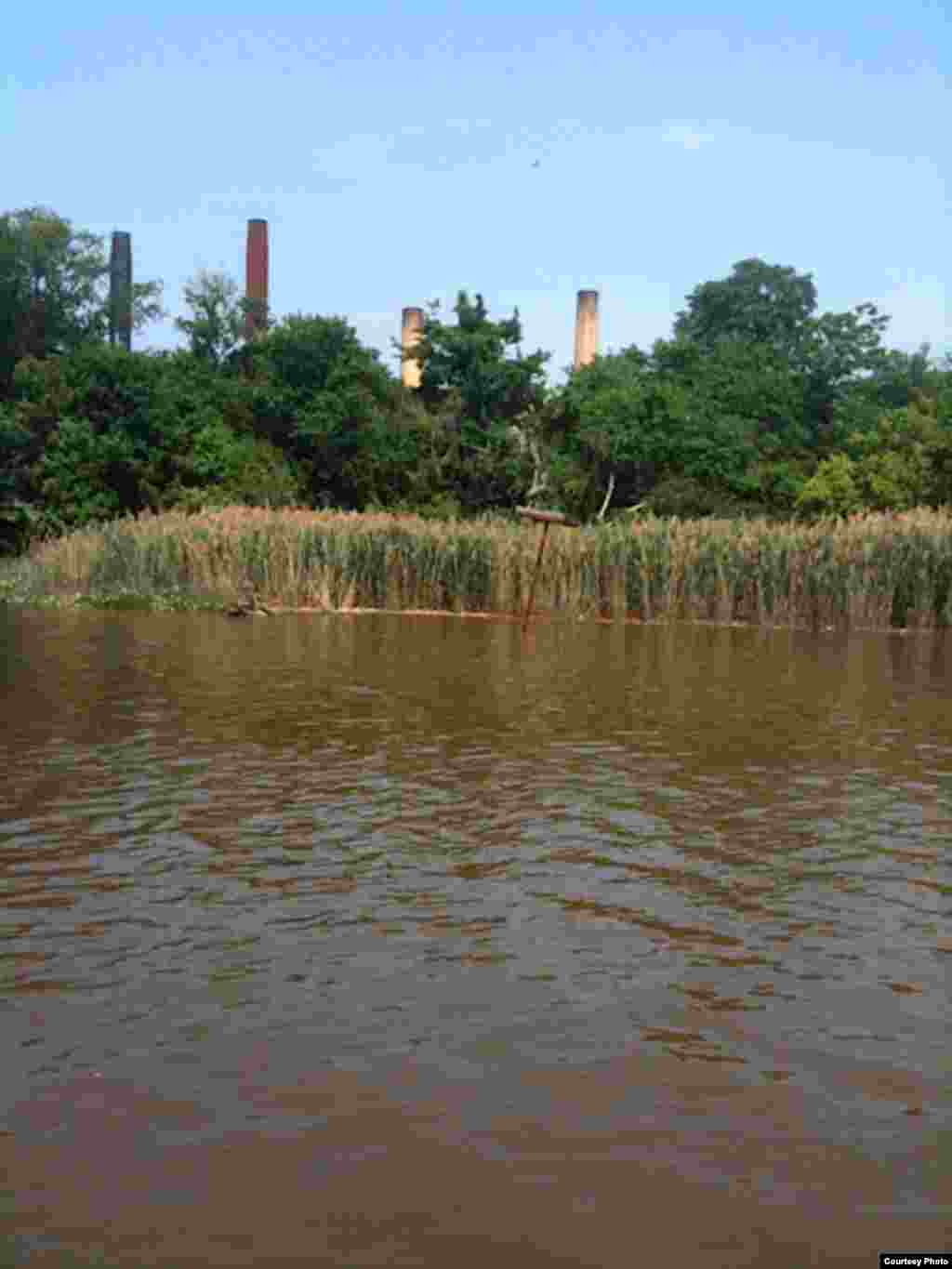 Cerobong asap dari pembangkit listrik merupakan pengingat akan polutan-polutan beracun yang mengalir ke sungai. (Foto: Groundwork Anacostia) 