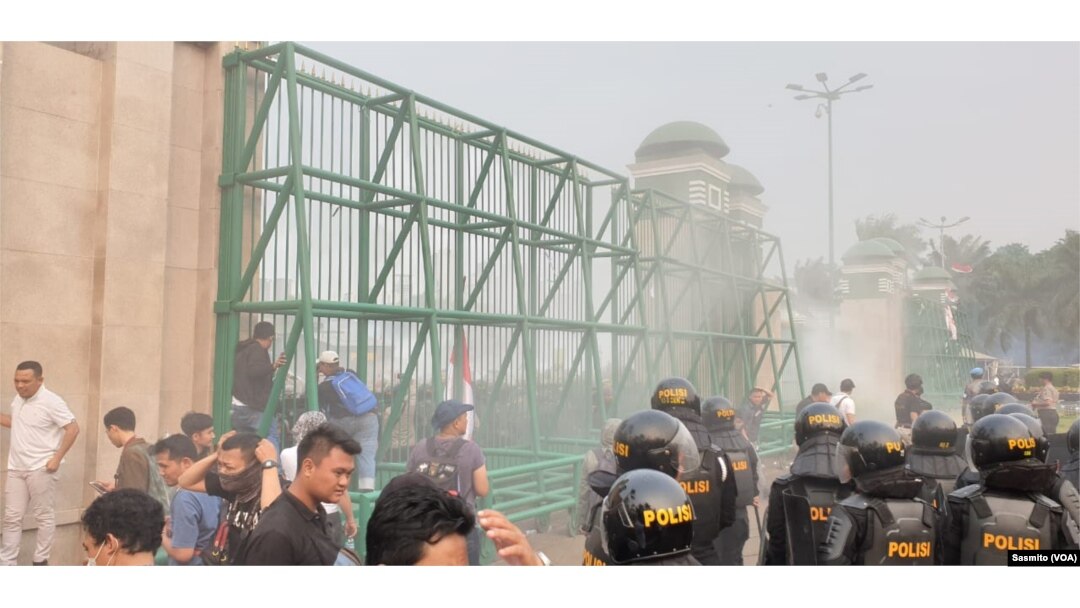 Polisi menghalau ribuan pengunjuk rasa di depan gedung DPR/MPR RI, 24 September 2019 (Foto: VOA/Sasmito)