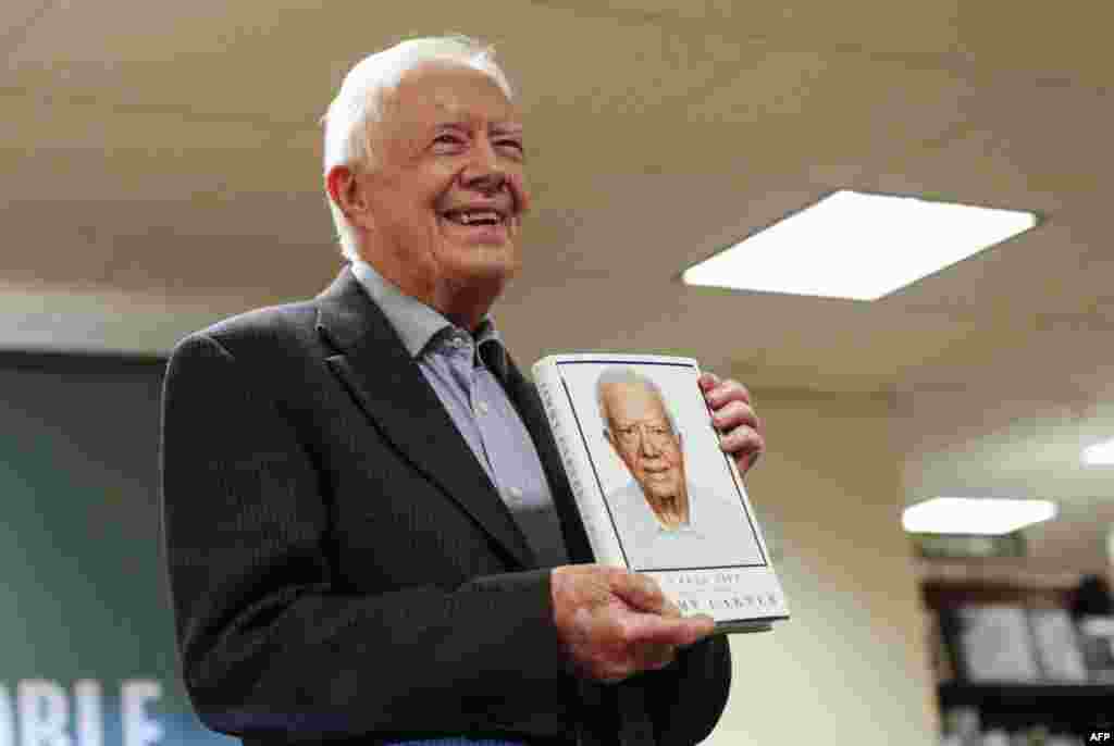 L'ex président américain Jimmy Carter présente son nouveau livre « A Full Life: Reflections at Ninety » à NY le 7 juillet 2015. (KENA BETANCUR / AFP)