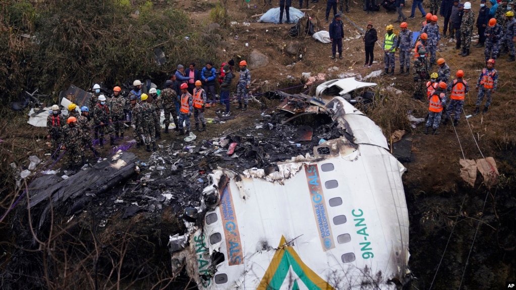 救援人员在1月15日尼泊尔空难中坠毁的引擎ATR72飞机的残骸旁搜救。（2023年1月16日）(photo:VOA)
