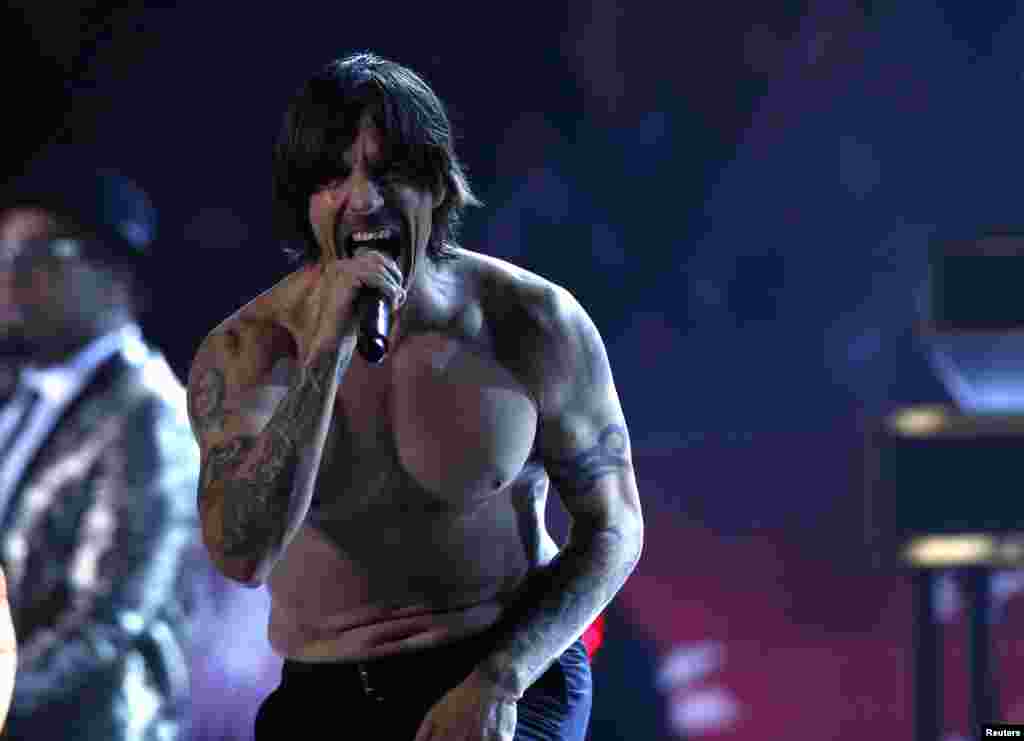 Anthony Kiedis dari band Red Hot Chili Peppers tampil dalam acara paruh waktu pertandingan NFL Super Bowl XLVIII antara Denver Broncos dan Seattle Seahawks di East Rutherford, New Jersey (2/2). (Reuters/Shannon Stapleton)