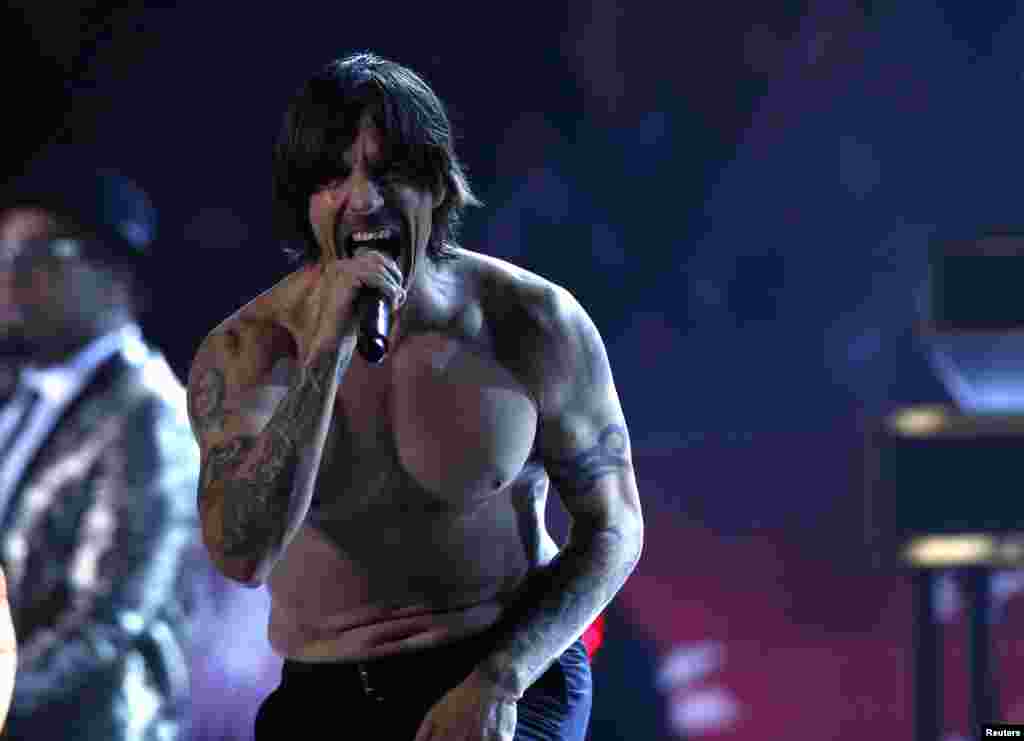 Anthony Kiedis dos The Red Hot Chili Peppers actua no intervalo do jogo da final do campeonato da NFL Super Bowl XLVIII entre os Denver Broncos e os Seattle Seahawks em East Rutherford, Nova Jérsia, Fev. 2, 2014. 