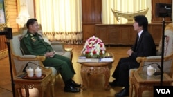 2014年11月22日，缅甸国防军总司令敏昂莱接受美国之音缅甸语组记者丹伦吞采访