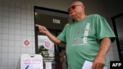 ARCHIVO - Un elector llega a un colegio electoral durante la primera ronda de votación anticipada de cara a las elecciones generales en EEUU, el 21 de octubre de 2024, en Deland, Florida.