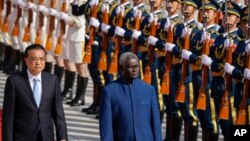 资料照：中国总理李克强在北京人大会堂前为所罗门群岛总理索加瓦雷的到访举行欢迎仪式。（2019年10月9日）