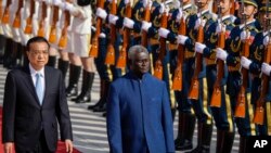 中国总理李克强在人民大会堂举行仪式欢迎来访的所罗门群岛总理索加瓦雷。（资料照片：2019年10月9日）