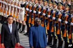 마나세 소가바레(파란 옷) 솔로몬제도 총리가 지난 2019년 10월 베이징에서 리커창 중국 총리와 함께 의장대를 사열하고 있다.