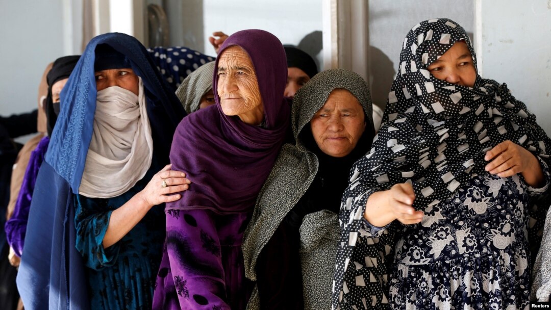 Wanita Afghanistan berbaris untuk memberikan suara mereka selama pemilihan parlemen di tempat pemungutan suara di Kabul, Afghanistan, 21 Oktober 2018. (Foto: Reuters)
