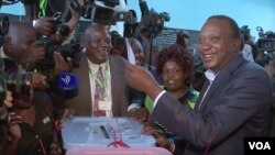 Rais Uhuru Kenyatta apiga kura katika Kaunti ya Kiambu.
