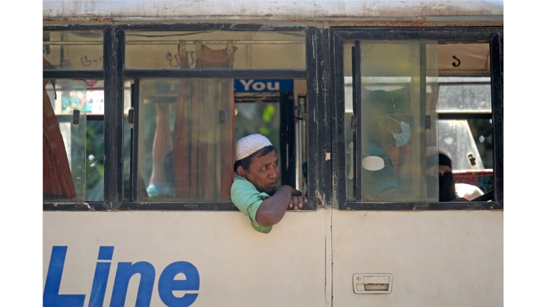 Pengungsi Rohingya diangkut dengan bus ke distrik Chittagong dari kamp pengungsi untuk relokasi massal pertama pengungsi ke sebuah pulau, di Ukhia, 3 Desember 2020. (Foto: Munir Uz Zaman / AFP)
