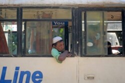 Pengungsi Rohingya diangkut dengan bus ke distrik Chittagong dari kamp pengungsi untuk relokasi massal pertama pengungsi ke sebuah pulau, di Ukhia, 3 Desember 2020. (Foto: Munir Uz Zaman / AFP)