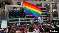 Người biểu tình phản đối thông báo của Tổng thống Donald Trump cấm những người chuyển giới tính nhập ngũ, ở Quảng trường Times, Thành phố New York, bang New York, ngày 26 tháng 7, 2017. 
