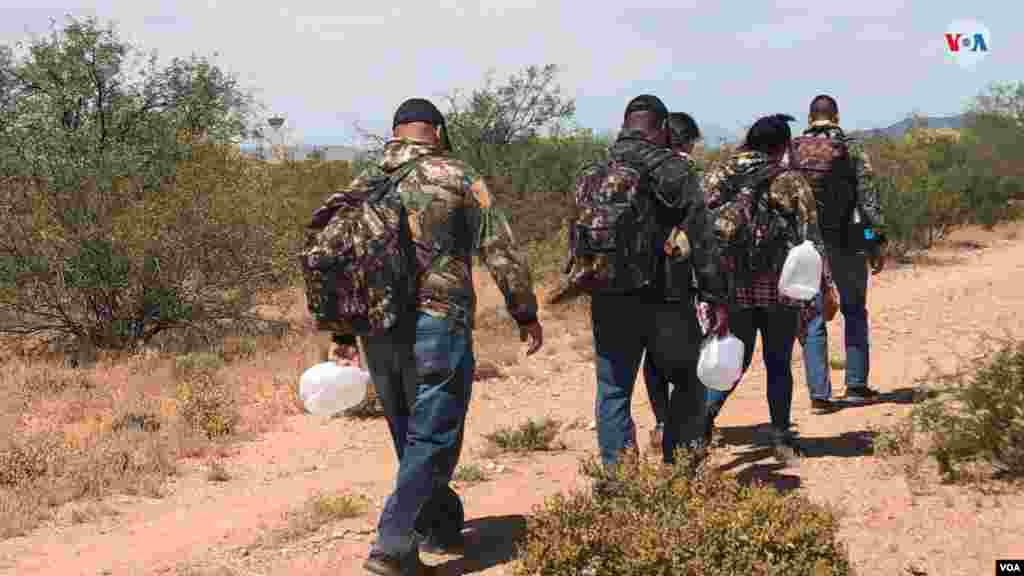 La Voz de América acompañó a agentes de la CBP en un&nbsp;un simulacro de cómo se cruza la frontera a manos de traficantes&nbsp;en el paso fronterizo entre EE.UU. y México. Esta misma semana se informó que la cantidad de migrantes detenidos en la frontera sur en abril superó los 100.000 por segundo mes consecutivo. Photo: Celia Mendoza - VOA