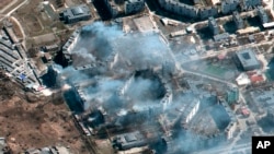 ARCHIVO - Esta imagen satelital proporcionada por Maxar Technologies muestra edificios en llamas en un área residencial en el noreste de Chernihiv, Ucrania, el 16 de marzo de 2022.