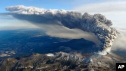 日本霧島山新燃岳火山星期二再次噴發