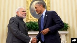 Presiden AS Barack Obama berjabat tangan dengan PM India Narendra Modi di Gedung Putih (30/9).