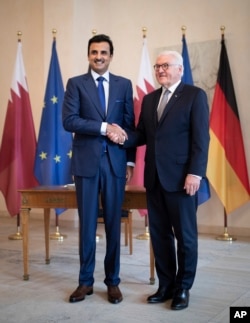 Presiden Jerman Frank-Walter Steinmeier (kanan) dan Emir Qatar Tamim bin Hamad Al Thani, sebelum pertemuan di Berlin, Jumat, 7 September 2018.