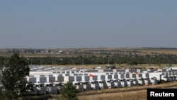 Truk-truk Rusia yang membawa bantuan untuk Ukraina diparkir Kamensk-Shakhtinsky, Rostov (15/8).