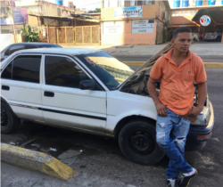 Alves Balazarte, mecánico, dice que el nuevo sistema de racionamiento de gasolina en el estado venezolano de Zulia no elimina la necesidad de pernoctar en las estaciones de servicio. Foto: Gustavo Ocando Alex.