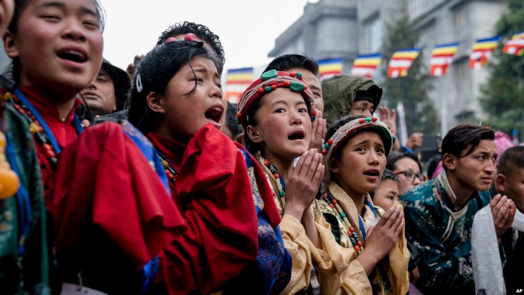 Người Tây Tạng chào đón Đức Đạt Lai Lạt Ma khi ngài tới một thiền viện ở Bomdila, Arunachal Pradesh, Ấn Độ, hôm 4/4.