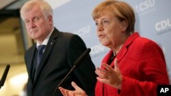 Almanya Başbakanı Merkel ve Bavyera eyaleti başbakanı Seehofer, göçmen politikalarında fikir ayrılığı yaşıyor.