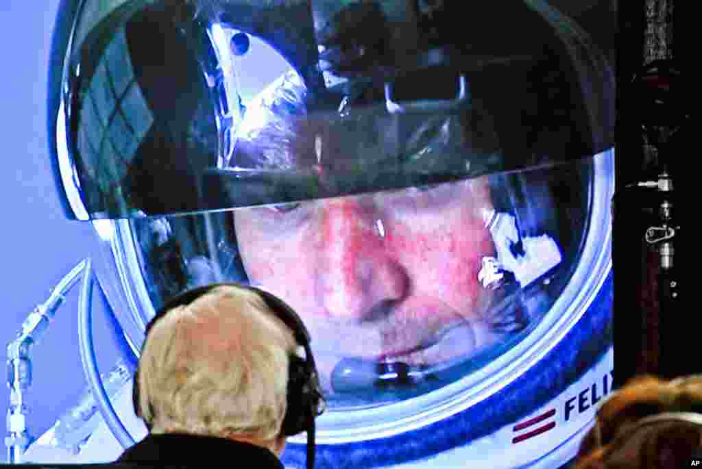 Baumgartner sur un &eacute;cran vid&eacute;o du centre de contr&ocirc;le&nbsp; de Roswell, dans le Nouveau-Mexique 