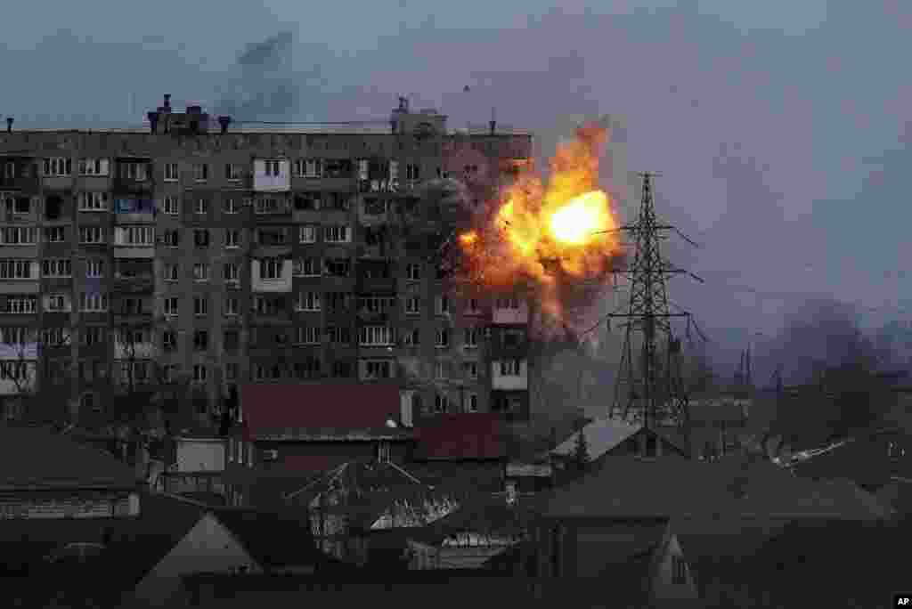 Se ve una explosión en un edificio de apartamentos después de que un tanque del ejército ruso dispara en Mariupol, Ucrania, el viernes 11 de marzo de 2022. (Foto AP/Evgeniy Maloletka)