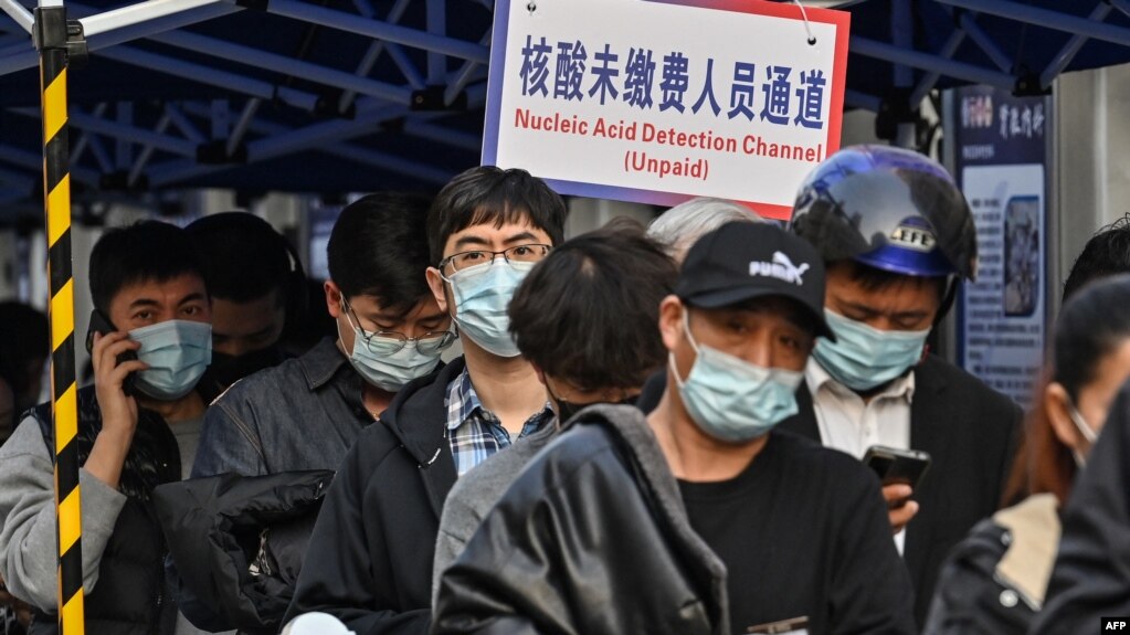 3月11号，人们在上海静安区中心医院排队等待核酸检测。(photo:VOA)