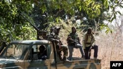 Separatistas pertencentes ao Movimento das Forças Democráticas de Casamança (MFDC) durante a libertação de sete soldados senegaleses capturados e levados para a Gâmbia, a 14 de Fevereiro de 2022 (arquivo)