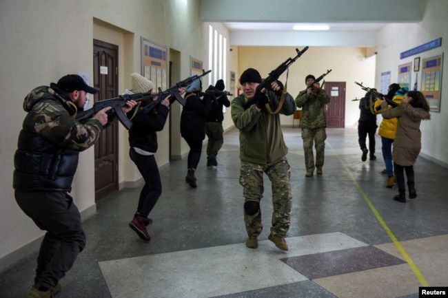 Civilians who volunteered to join the Territorial Defence Forces train with weapons, following Russia&#39;s invasion of Ukraine, in Odessa, Ukraine. ( REUTERS/Alexandros Avramidis )