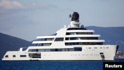 Kapal pesiar (yacht) super mewah milik oligarki Rusia, Roman Abramovich, dilaporkan berlabuh di Montenegro (foto: dok). 