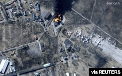 11일 우크라이나 수도 크이우(러시아명 키예프) 북서쪽 안토노프 공항에서 포격 직후 화재가 발생하고 있다. (맥사 테크놀로지 제공)