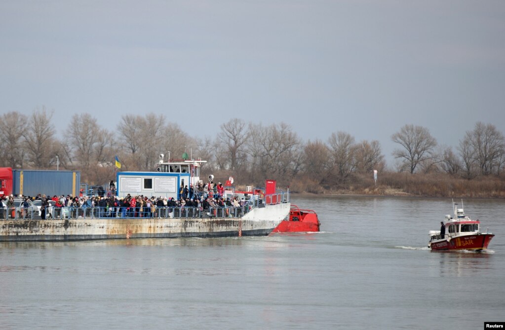 逃离俄军入侵的人们乘坐渡船越境进入罗马尼亚。(2022年3月14日)(photo:VOA)