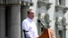 El presidente de Guatemala, Alejandro Giammattei, pronuncia un discurso durante una ceremonia frente al Palacio de la Cultura en la Ciudad de Guatemala el 9 de marzo de 2022. 