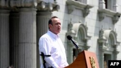 El presidente de Guatemala, Alejandro Giammattei, pronuncia un discurso durante una ceremonia frente al Palacio de la Cultura en la Ciudad de Guatemala el 9 de marzo de 2022. 