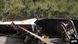 Déraillement d'une locomotive nouvellement au tournant d'un virage dans une zone marécageuse du sud-est de la RDC, en avril 2014. Cet accident du trin avait fait une centaine de morts. (Photo AFP/ NUMBI MATHYS)