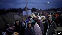Refugees fleeing Russia's invasion of Ukraine queue at the Medyka border crossing, Poland, March 10, 2022.