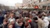 Cientos de personas hacen fila para comer en el primer restaurante McDonald’s en la Unión Soviética en el día de su apertura el 31 de enero de 1990.