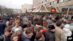 تصویری از صف صدها نفر خارج از اولین رستوران مک‌دونالدز در مسکو، اتحاد جماهیر شوروی در اولین روز افتتاح آن - ۳۱ ژانویه ۱۹۹۰