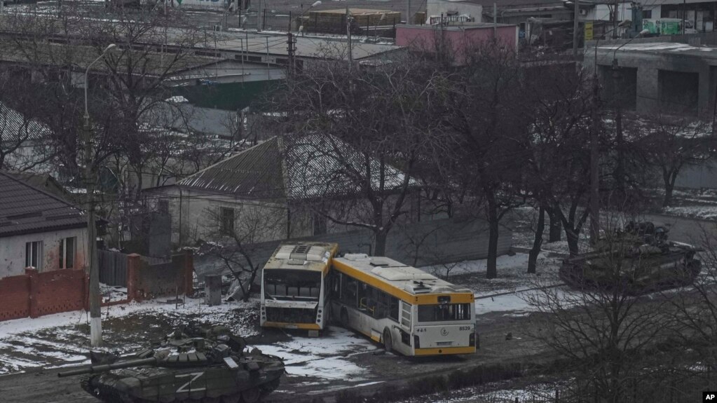 俄军坦克在乌克兰马里乌波尔郊外街头行驶。(2022年3月11日)(photo:VOA)