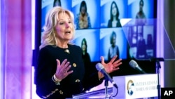 ARCHIVO - La primera dama Jill Biden se dirige a la decimosexta ceremonia virtual anual de los premios International Women of Courage (IWOC) en el Departamento de Estado, el lunes 14 de marzo de 2022, en Washington. (Leah Millis, Piscina vía AP)