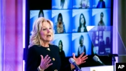 រូបឯកសារ៖ លោកស្រី Jill Biden ថ្លែង​សុន្ទរកថា​ក្នុង​ពិធី​ប្រគល់​ពានរង្វាន់​​ស្ត្រី​អន្តរជាតិ​នៃ​ភាព​ក្លាហានលើក​ទី ១៦ នៅ​ក្រសួង​ការបរទេស​សហរដ្ឋ​អាមេរិក​ថ្ងៃទី ១៤ ខែមីនា ឆ្នាំ២០២២។ 